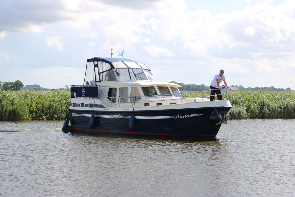 Bootverhuur Friesland Pikmeer kruiser op sneekermeer met persoon voorop.